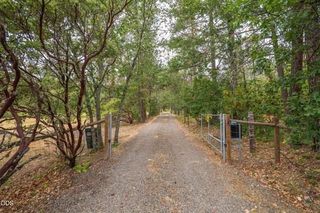 5003 Rogue River, Eagle Point, OR 97524