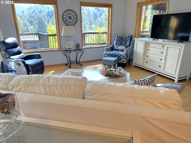 19921 WHALESHEAD Rd EL1, Brookings, OR 97415