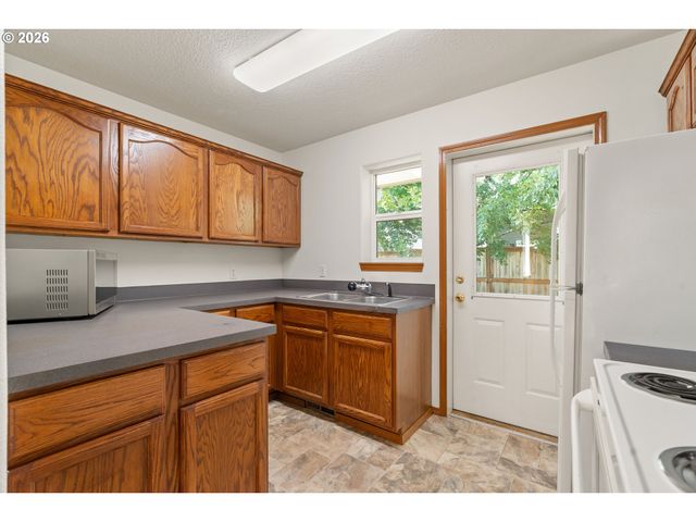 4701 Ne KILLINGSWORTH St, Portland, OR 97218