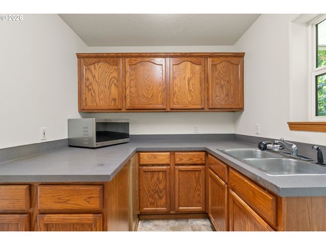 4701 Ne KILLINGSWORTH St, Portland, OR 97218