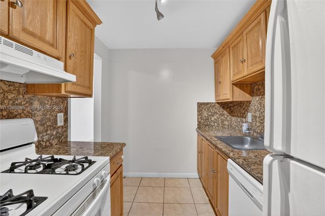 6904 N Kendall Dr F104, Pinecrest, FL 33156