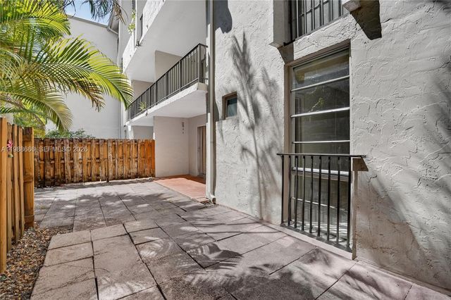 6904 N Kendall Dr F104, Pinecrest, FL 33156