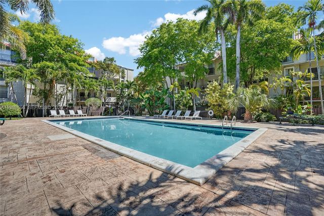 6904 N Kendall Dr F104, Pinecrest, FL 33156