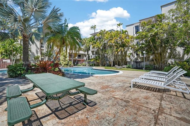 6904 N Kendall Dr F104, Pinecrest, FL 33156