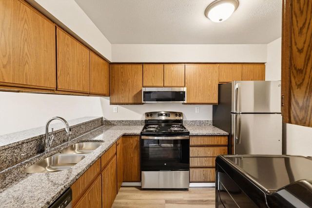 904 Whispering Pines Way, Fitchburg, WI 53713