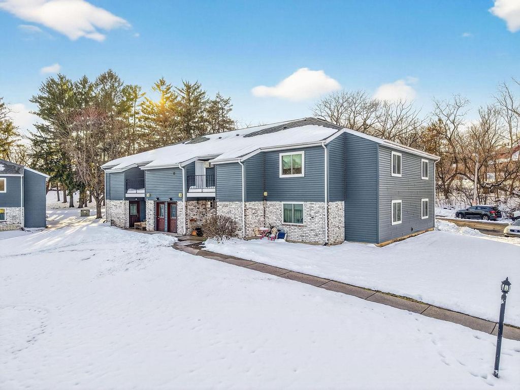 904 Whispering Pines Way, Fitchburg, WI 53713