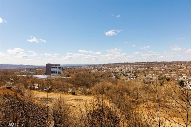 2 Crystal Ln, Paterson City, NJ 07501