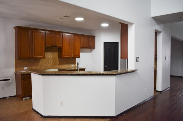 425 Crown Oaks Drive, Fort Worth, TX 76131