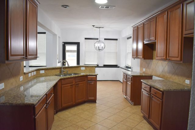 425 Crown Oaks Drive, Fort Worth, TX 76131