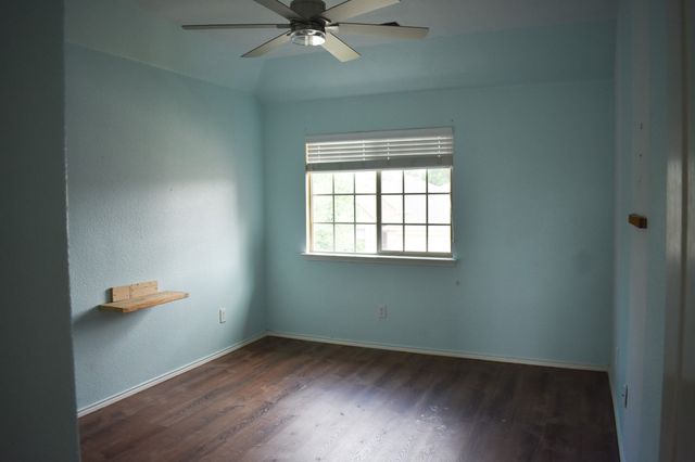 425 Crown Oaks Drive, Fort Worth, TX 76131