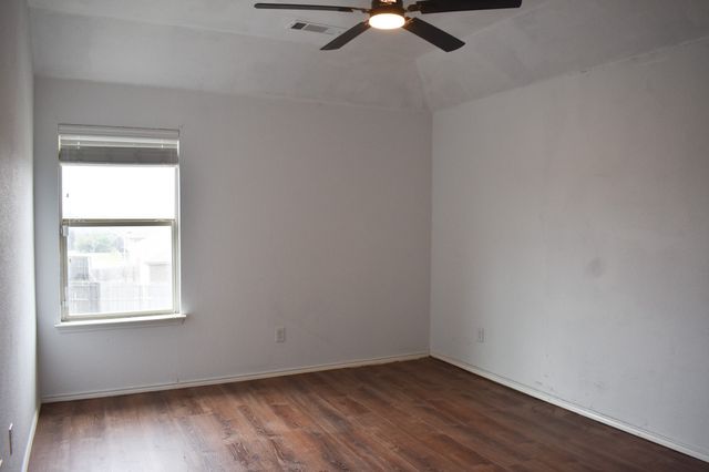 425 Crown Oaks Drive, Fort Worth, TX 76131