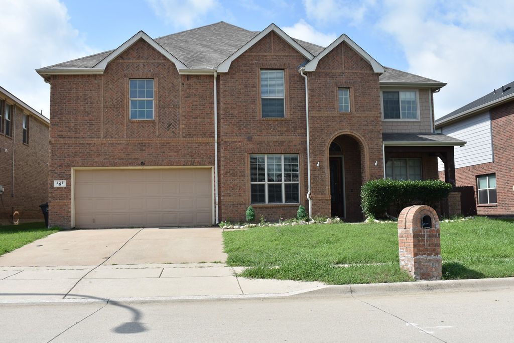 425 Crown Oaks Drive, Fort Worth, TX 76131