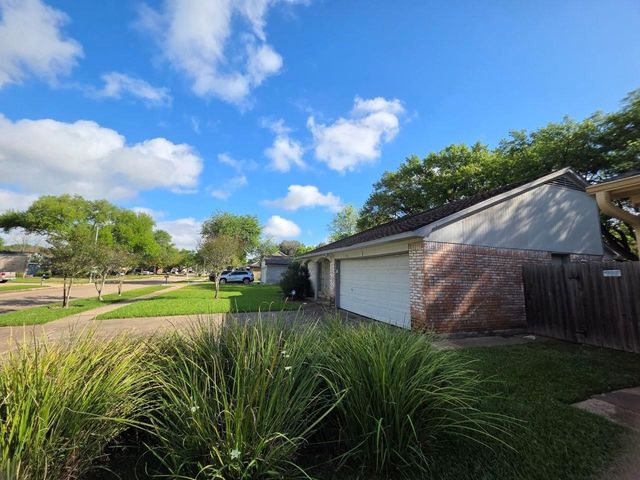 1326 Ashwood Drive, Sugar Land, TX 77498