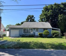 11 Foley Place, Huntington Station, NY 11746