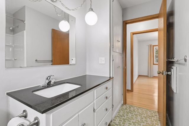 16930 17th Avenue N, Plymouth, MN 55447