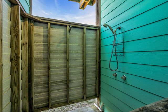 940 Mary Ann, Port Bolivar, TX 77650