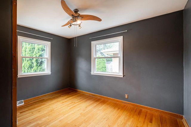 4917 N Mohawk AVENUE, Glendale, WI 53217