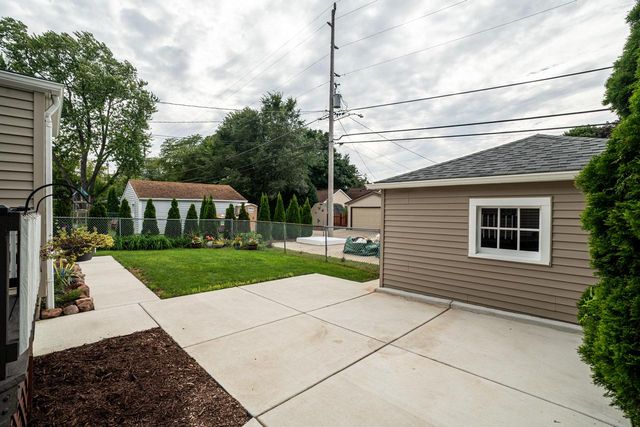 4917 N Mohawk AVENUE, Glendale, WI 53217