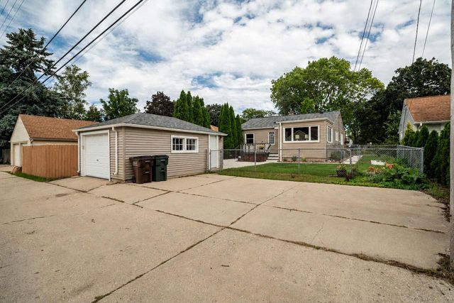 4917 N Mohawk AVENUE, Glendale, WI 53217