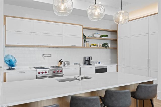 201 8th St S 310, Naples, FL 34102