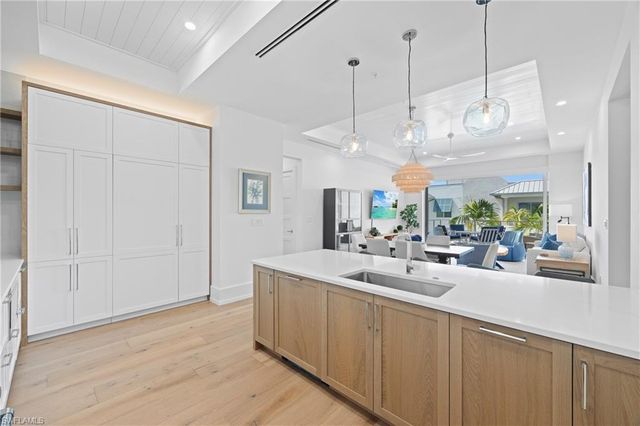 201 8th St S 310, Naples, FL 34102