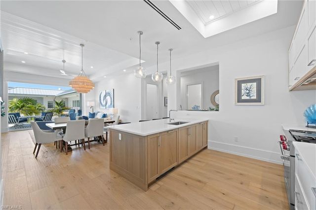 201 8th St S 310, Naples, FL 34102