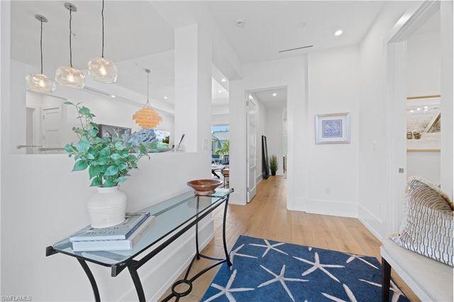 201 8th St S 310, Naples, FL 34102