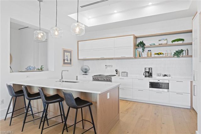 201 8th St S 310, Naples, FL 34102