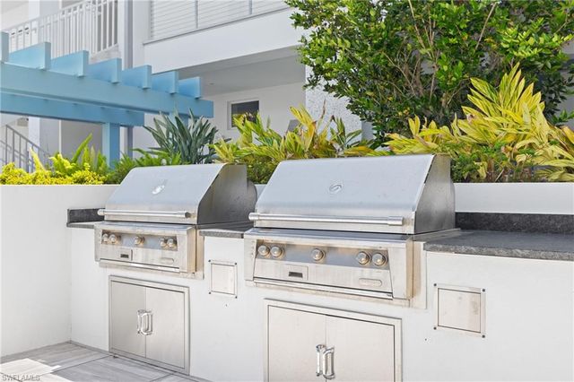 201 8th St S 310, Naples, FL 34102