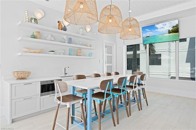 201 8th St S 310, Naples, FL 34102