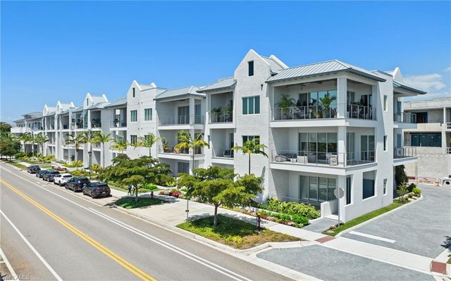 201 8th St S 310, Naples, FL 34102