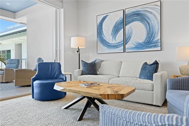 201 8th St S 310, Naples, FL 34102