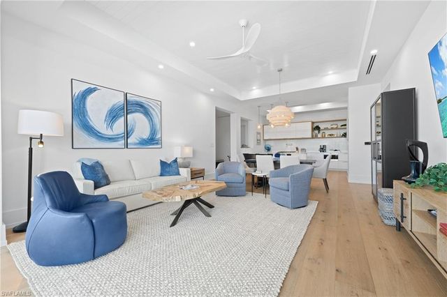 201 8th St S 310, Naples, FL 34102
