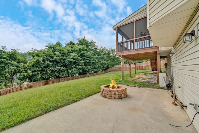 6316 Sandhurst DR, Roanoke, VA 24018