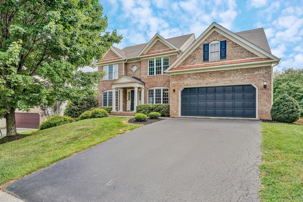 6316 Sandhurst DR, Roanoke, VA 24018