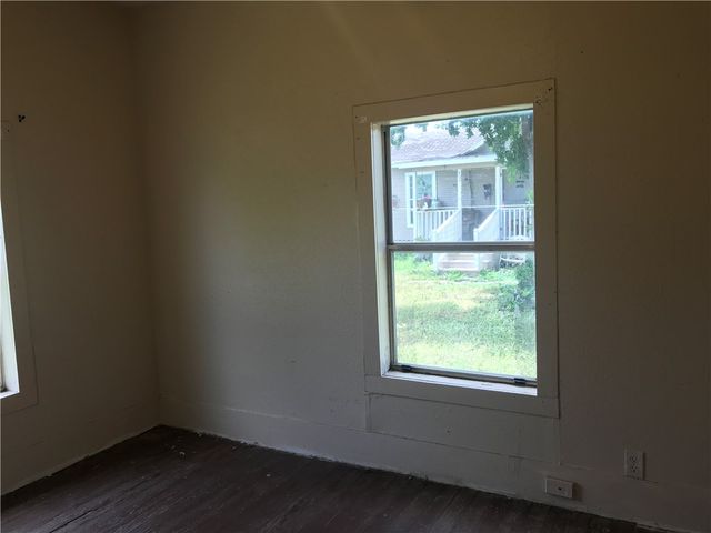 203 N First St, Robstown, TX 78380