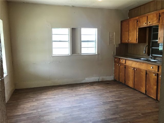 203 N First St, Robstown, TX 78380
