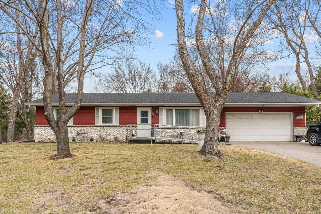 1813 209th Court NE, East Bethel, MN 55011