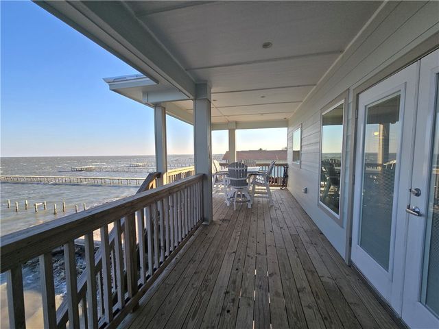 122 Ridge Harbor Dr, Rockport, TX 78382