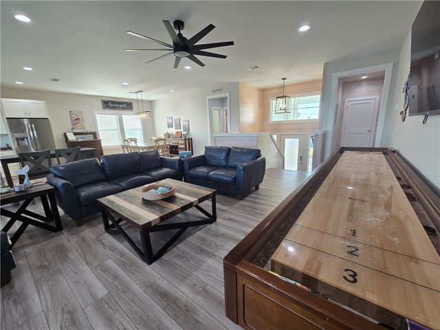 122 Ridge Harbor Dr, Rockport, TX 78382