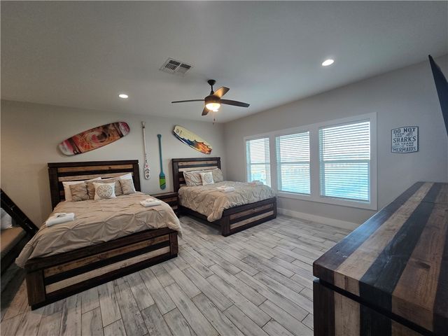 122 Ridge Harbor Dr, Rockport, TX 78382