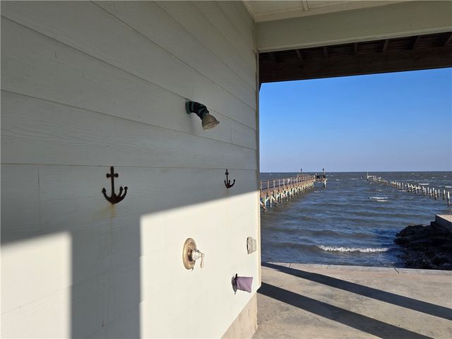 122 Ridge Harbor Dr, Rockport, TX 78382