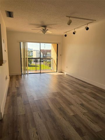 660 W Park Dr 206, Miami, FL 33172