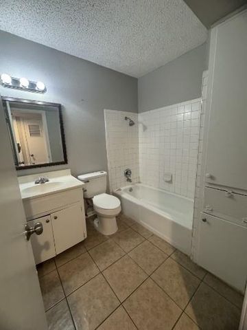 137 Elm ST 11, Lockhart, TX 78644