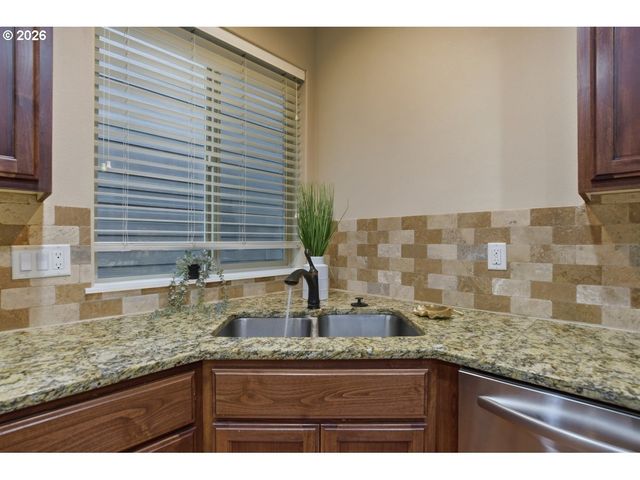 13615 Se ALMOND Dr, Clackamas, OR 97015