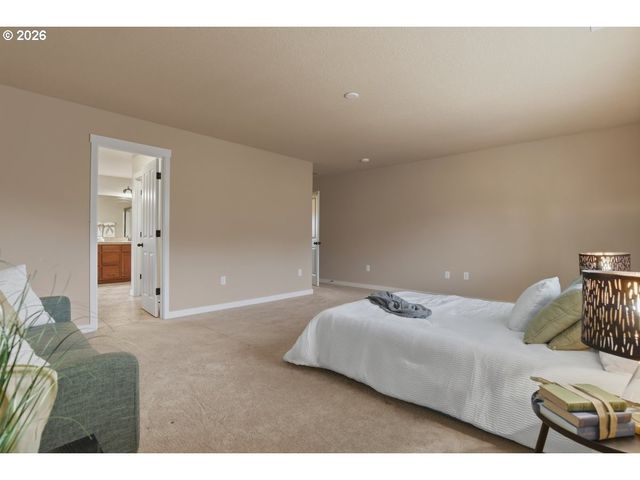 13615 Se ALMOND Dr, Clackamas, OR 97015