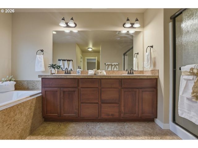 13615 Se ALMOND Dr, Clackamas, OR 97015