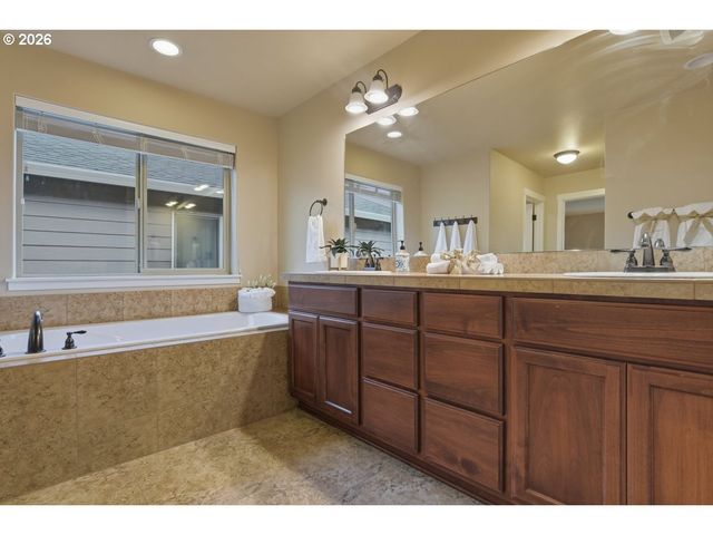 13615 Se ALMOND Dr, Clackamas, OR 97015
