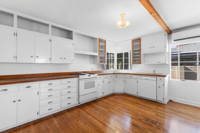 1423 Sigma Chi Road NE, Albuquerque, NM 87106