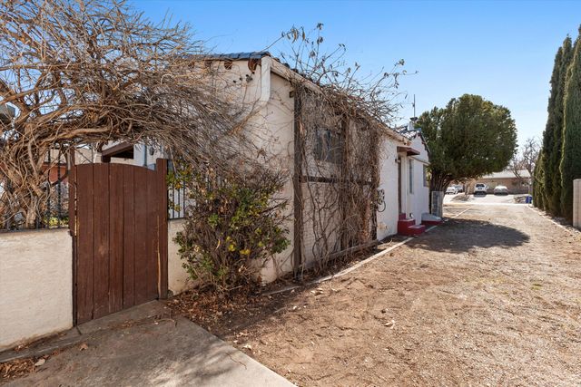 1423 Sigma Chi Road NE, Albuquerque, NM 87106